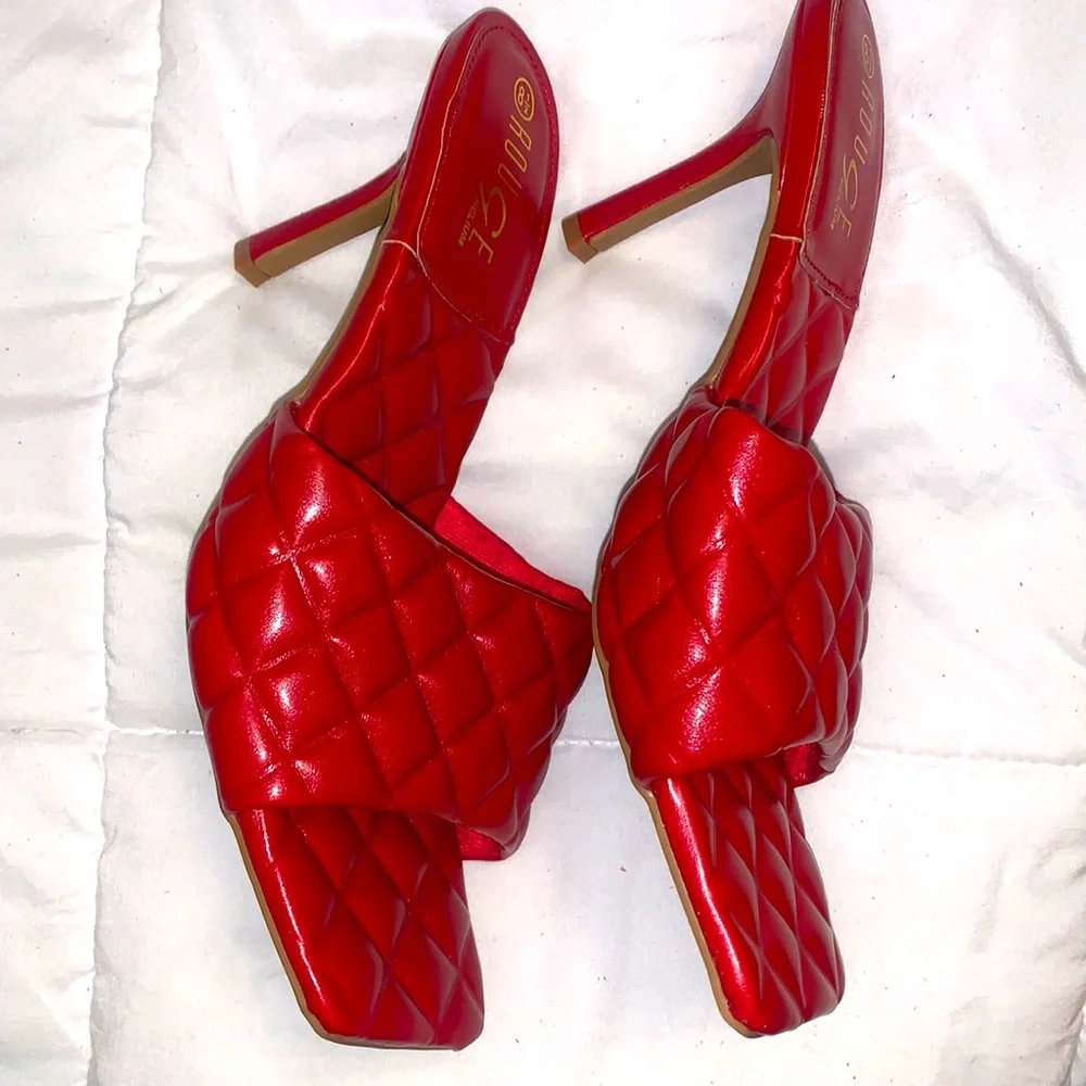 Red Rogue heels - Picture 3 of 3